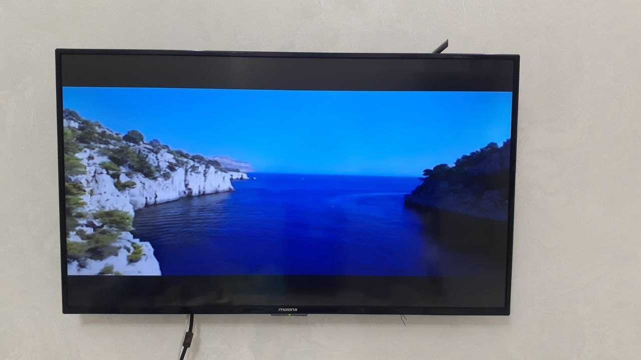 Телевизор moonx42 (ТВ приставка Smart Box Xiaomi MI TV Stick в подарок
