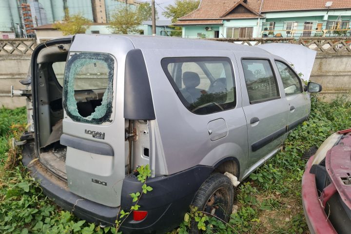 Buton blocare deblocare usi 8200751184 Dacia Logan prima generatie