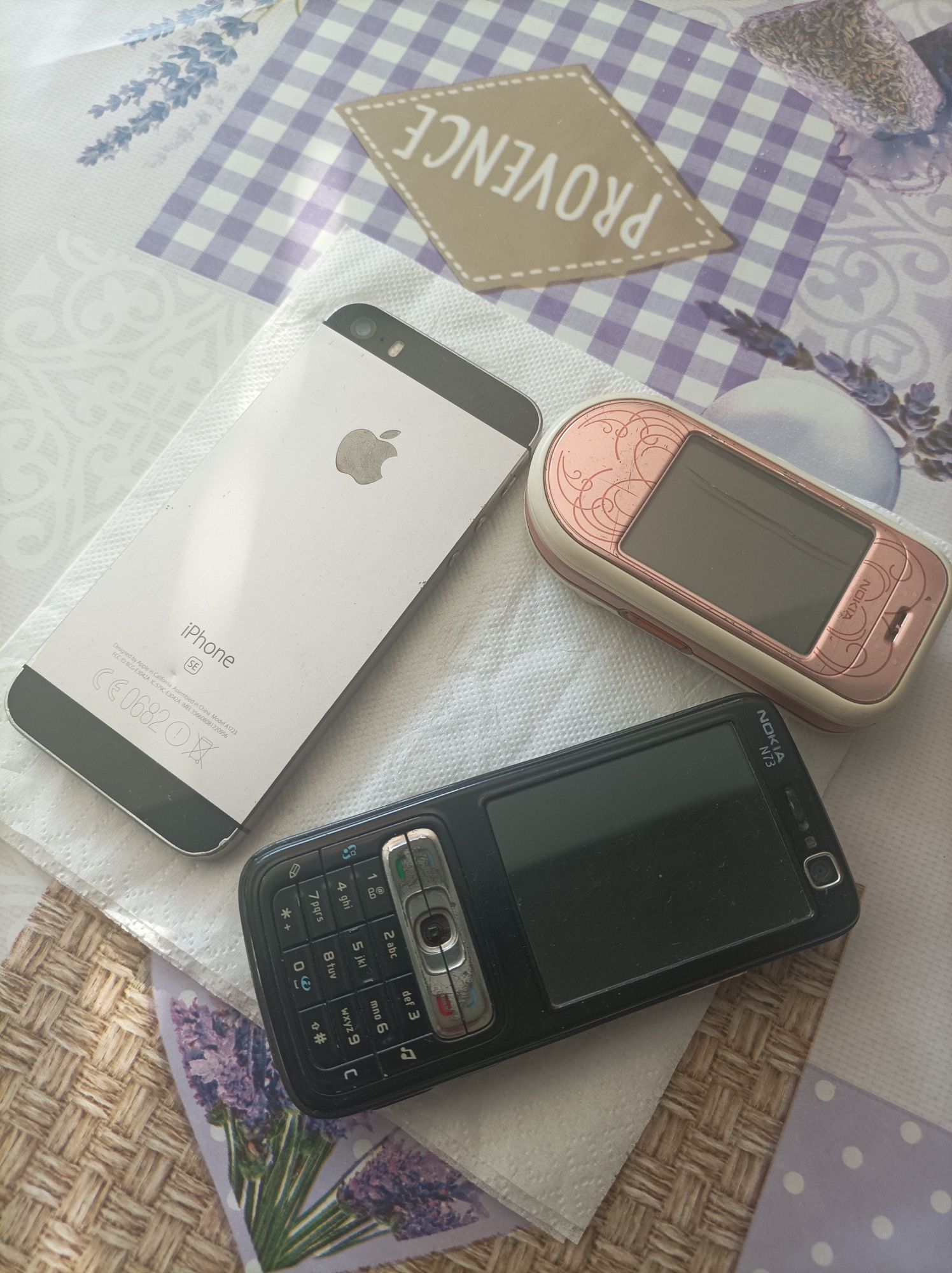 Лот от три телефона Iphone SE,Nokia 7373 ,Nokia N73