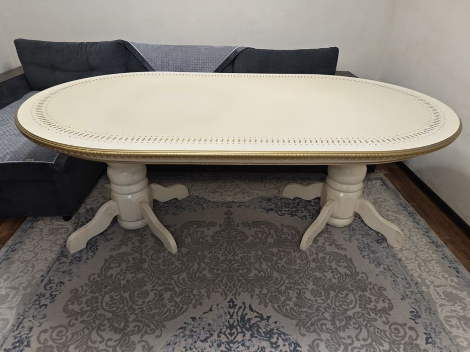 Продам стол обеденный.