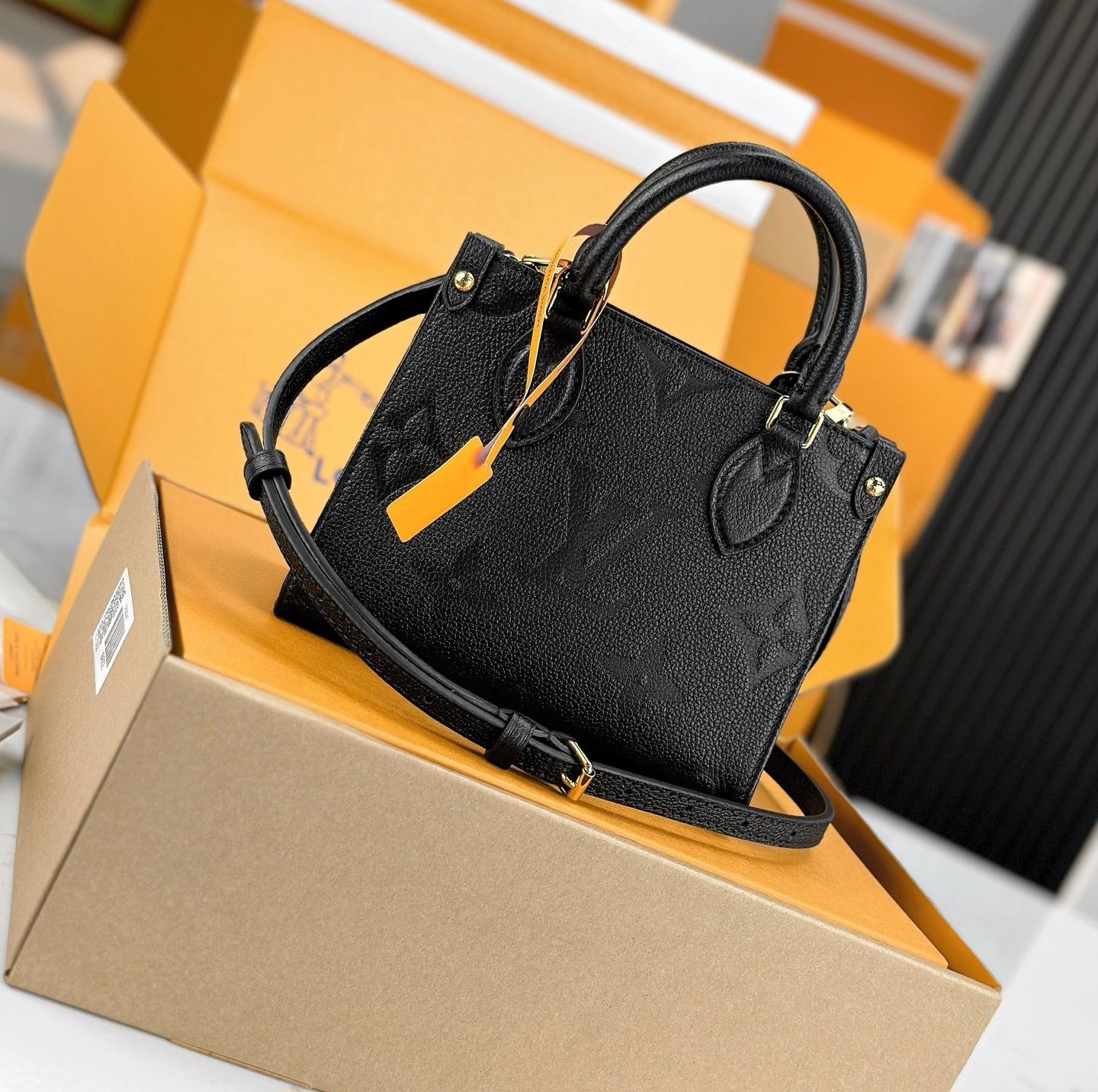 Geanta Louis Vuitton Onthego 25cm negru, tip Premium