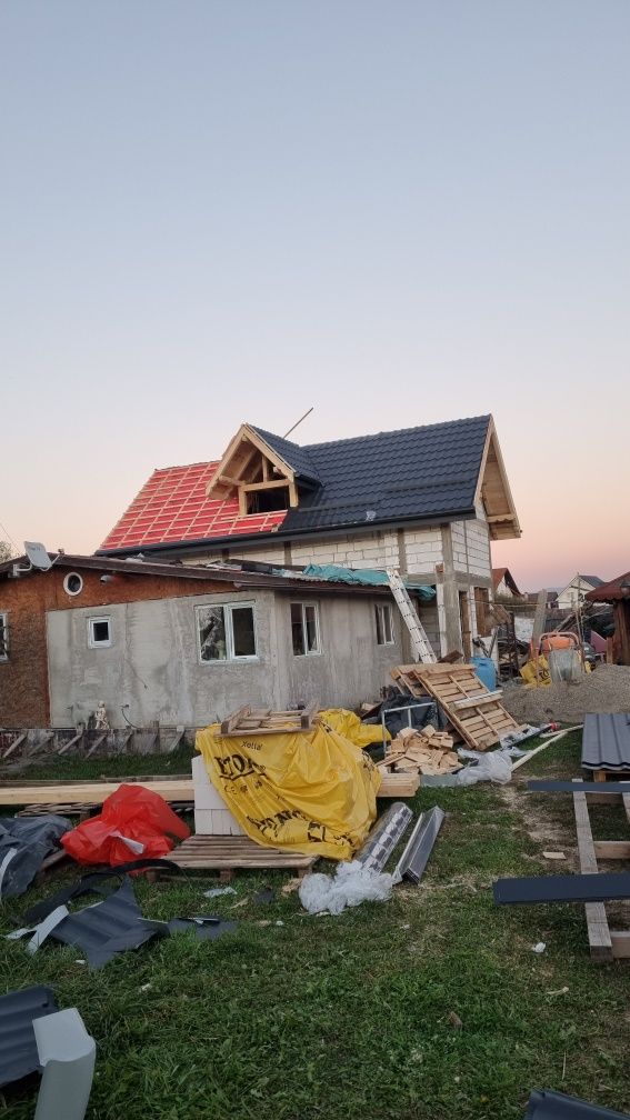 Meseriași acoperisuri complete montatori profi reparații urgente