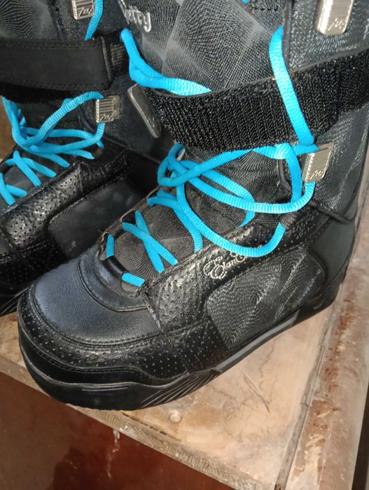 Сноуборд обувки различни размери.