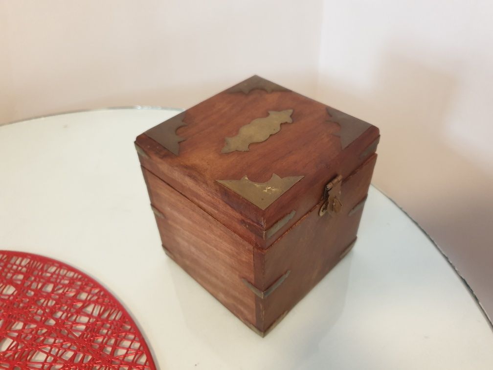 Cutie inaltă din lemn handmade