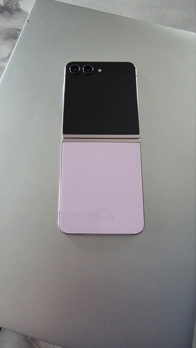 Samsung Galaxy Z flip5 + часовник Samsung