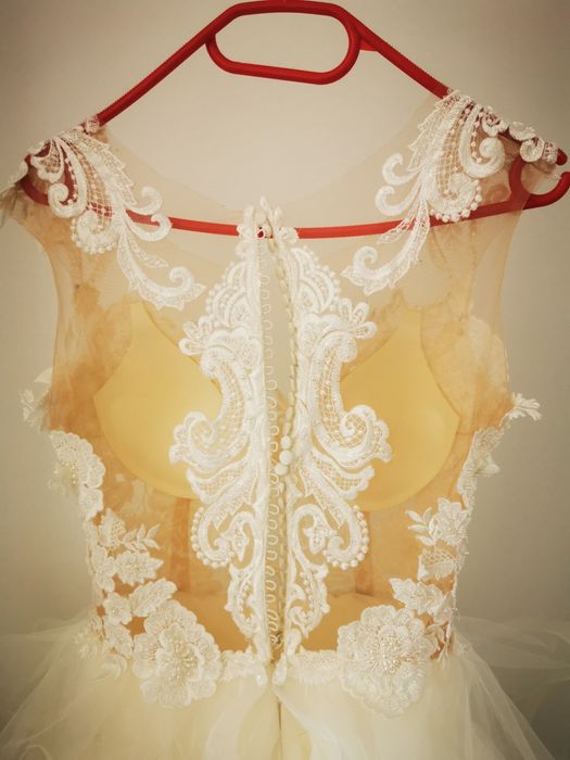 Vand rochie de mireasa + Crinolina