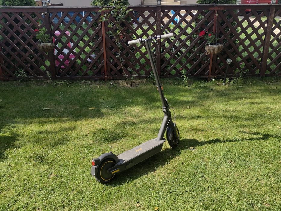 Vând trotineta electrica Isen X9 plus cu motor defect 

*)Trotinet