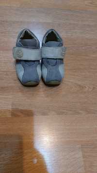 Детские кроссовки на первые шаги