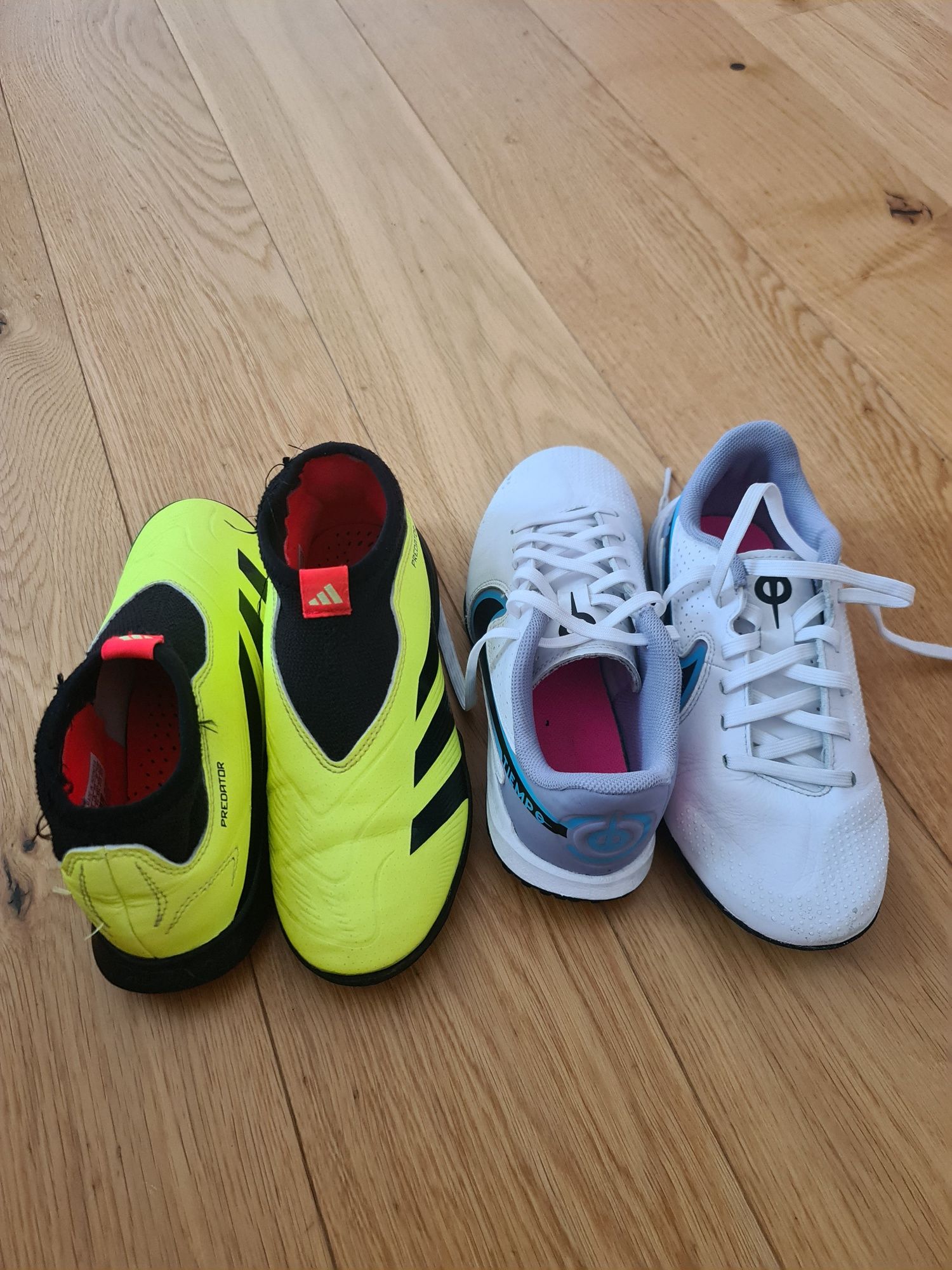 Ghete fotbal Adidas Predator marime 33 si Nike Tiempo piele marime 32