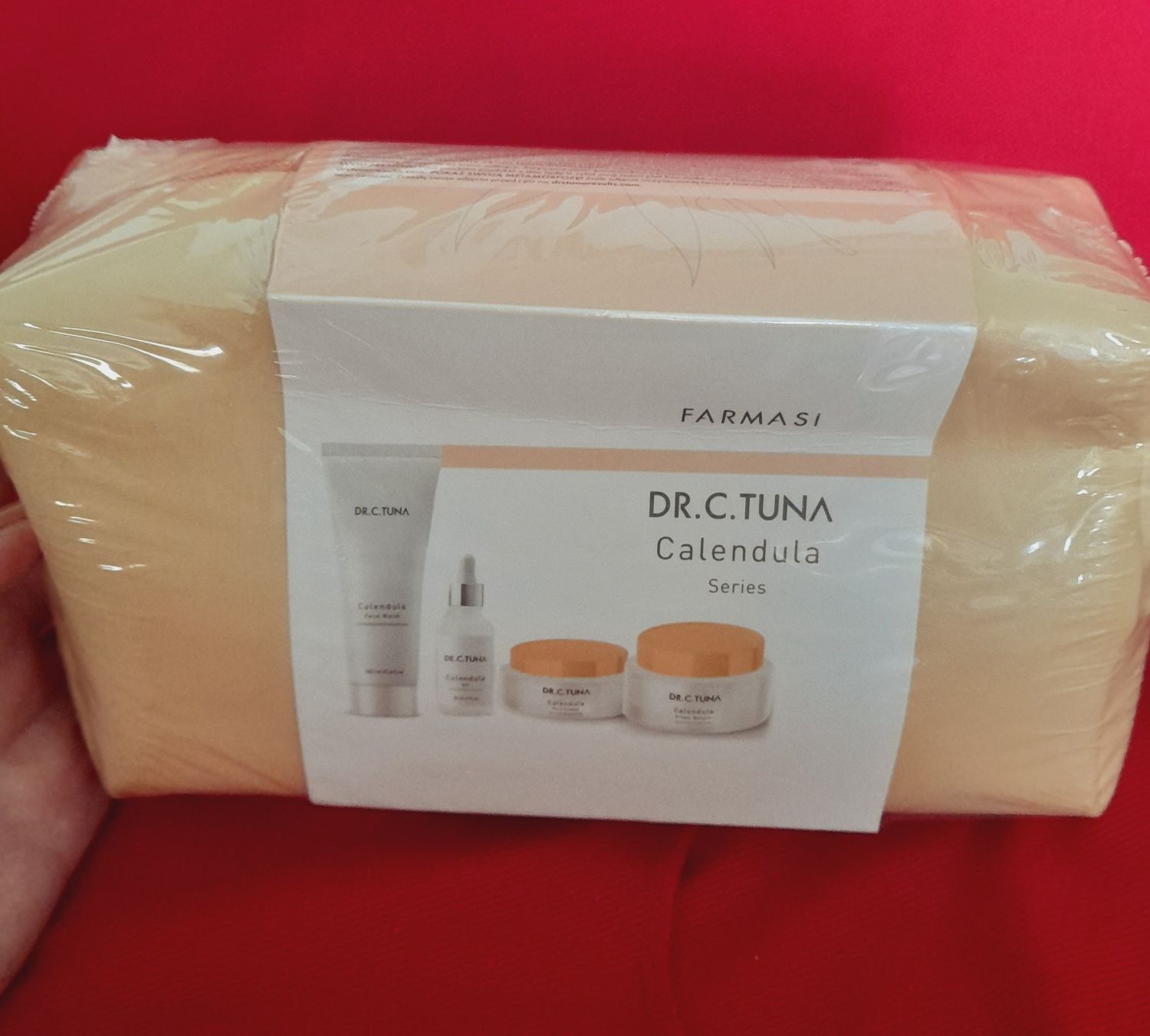 Ofertă Farmasi‼️Set 4 îngrijirea tenului Gălbenele ( Calendula )+ etui