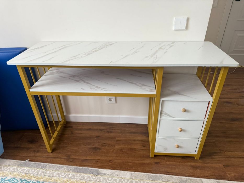 Маникюрный стол продается