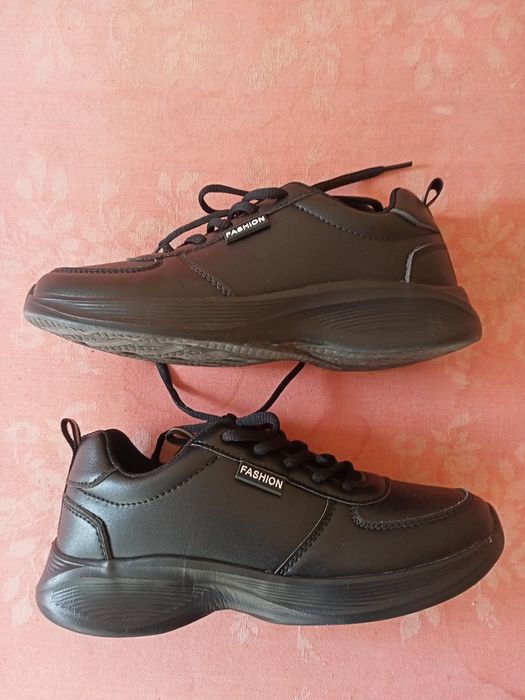 Нови дамски черни маратонки