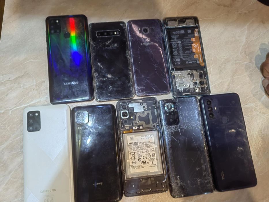 Продавам телефони за части