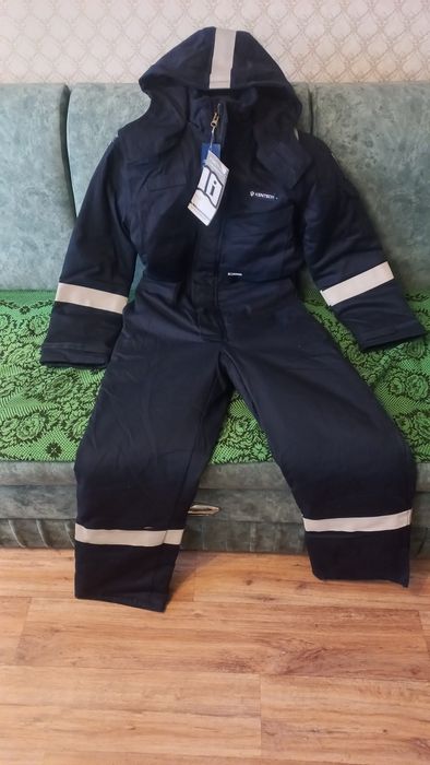 Продаю   зимний  комбинезон .   Соаешенно  ноавй.