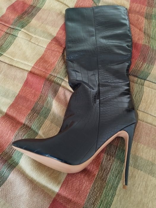 Продавам чисто нови дамски ботуши