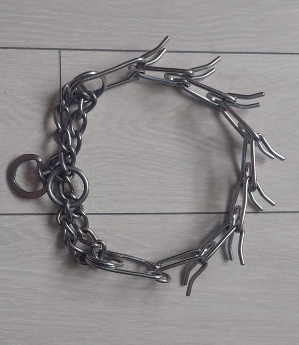 Zgardă metal cu țepi ajustabilă și reversibilă