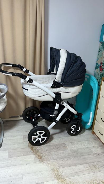 Продам детскую каляску , десктй столик  и шезлонг !