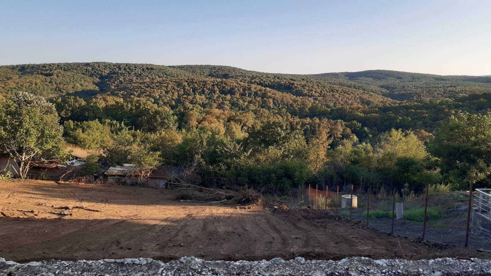 Продава се парцел със стара къща и гледка само на 8 км от морето!
