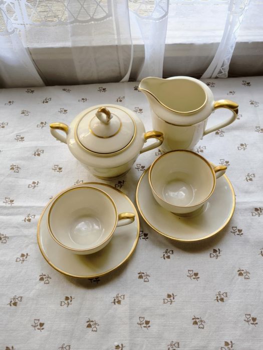 Чаши за чай, захарница и каничка