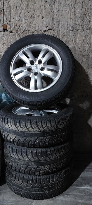 Hyundai Tucson сака диски с зимними шиповыми шинами