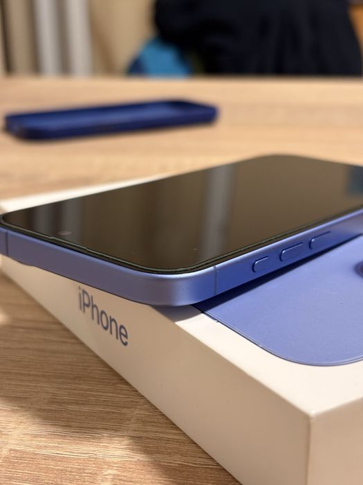 iPhone 16, Ultramarine + оригинален кейс на Apple