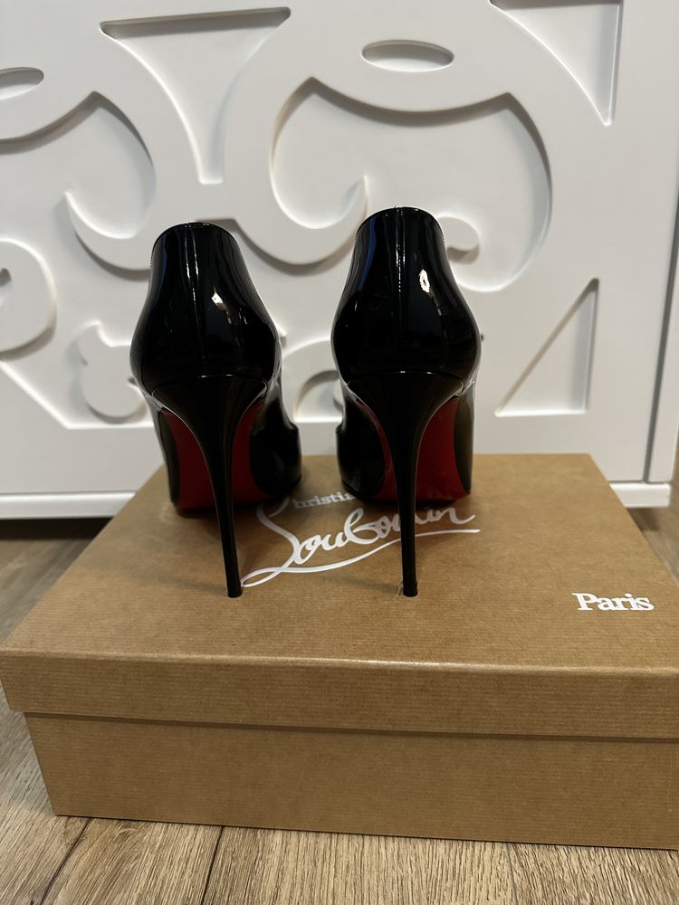 Pantofi Christian Louboutin Hot Chic