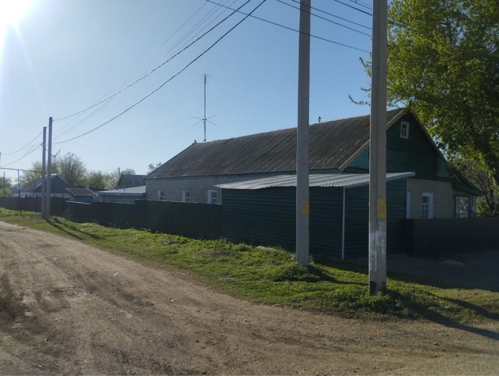 Дом продается. Имеются два гаража,есть два сарая,сеновал.
