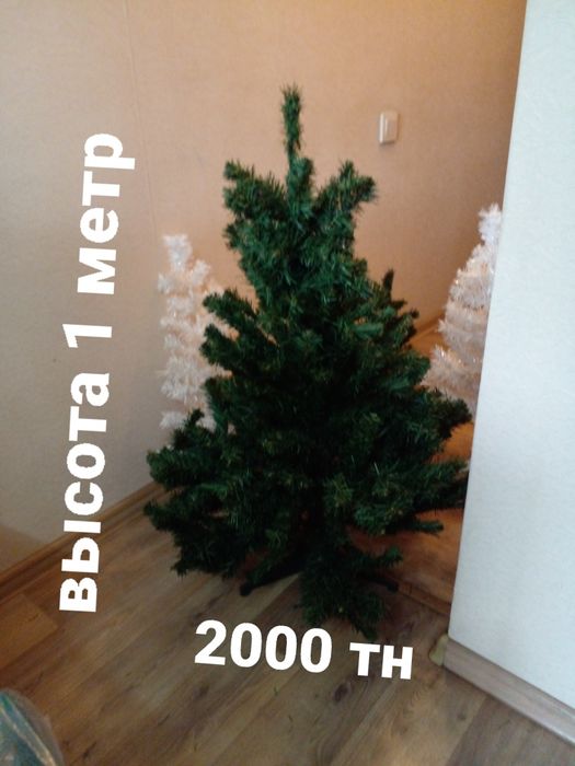 Новогодняя елка  и простые современные игрушки