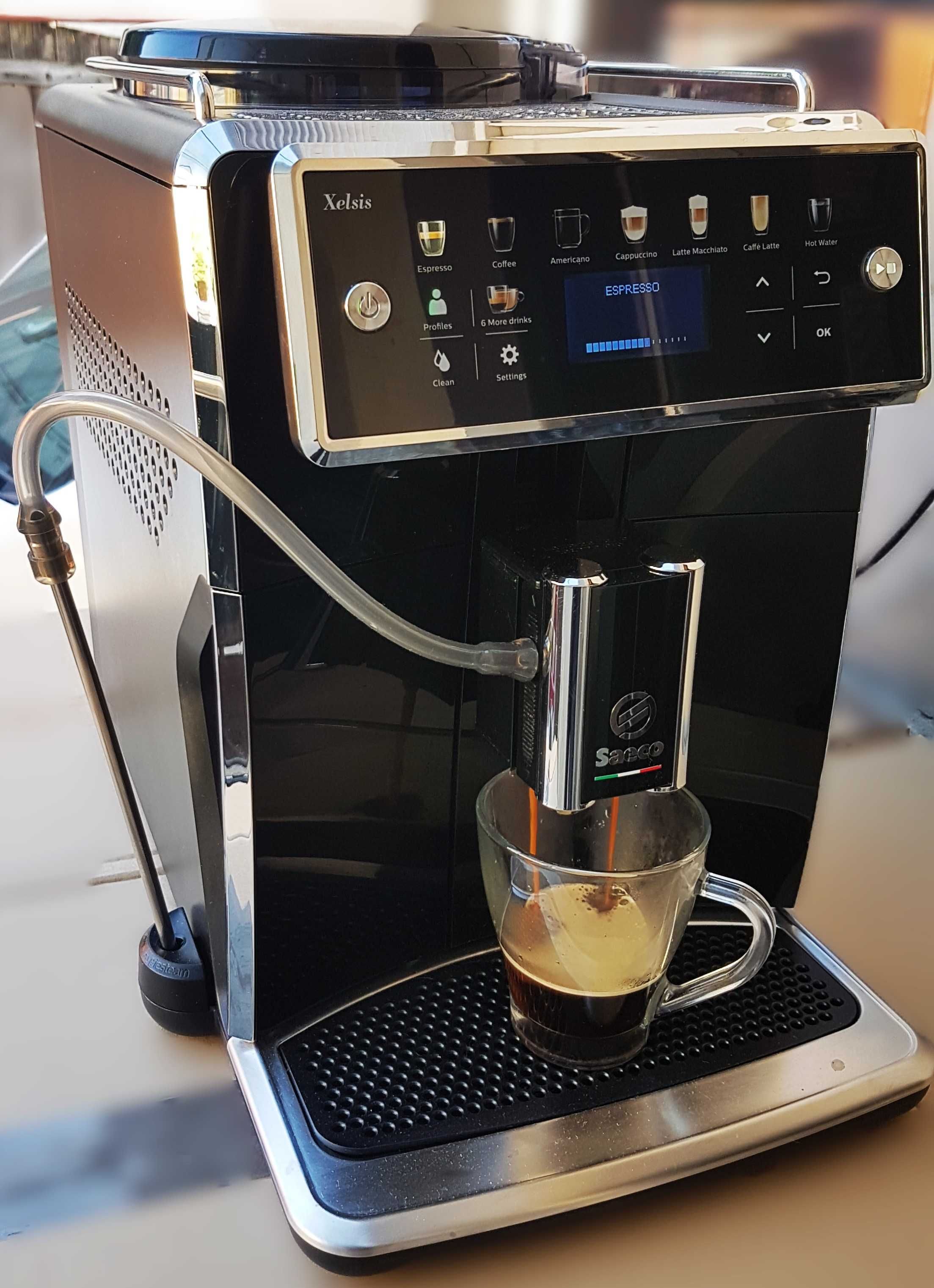 Espressor automat Saeco Xelsis 7580 cu 12 bauturi cu cafea diferite