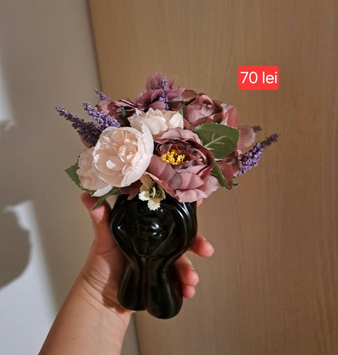 Vând aranjamente florale