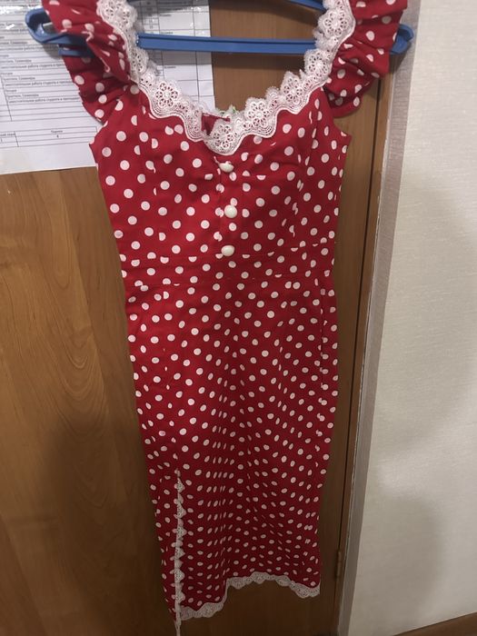 Платье без рукавов летнее красное в белый горошек