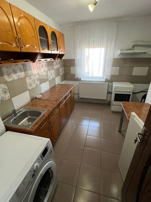 Inchiriez apartament cu 2 camere (centrală proprie)