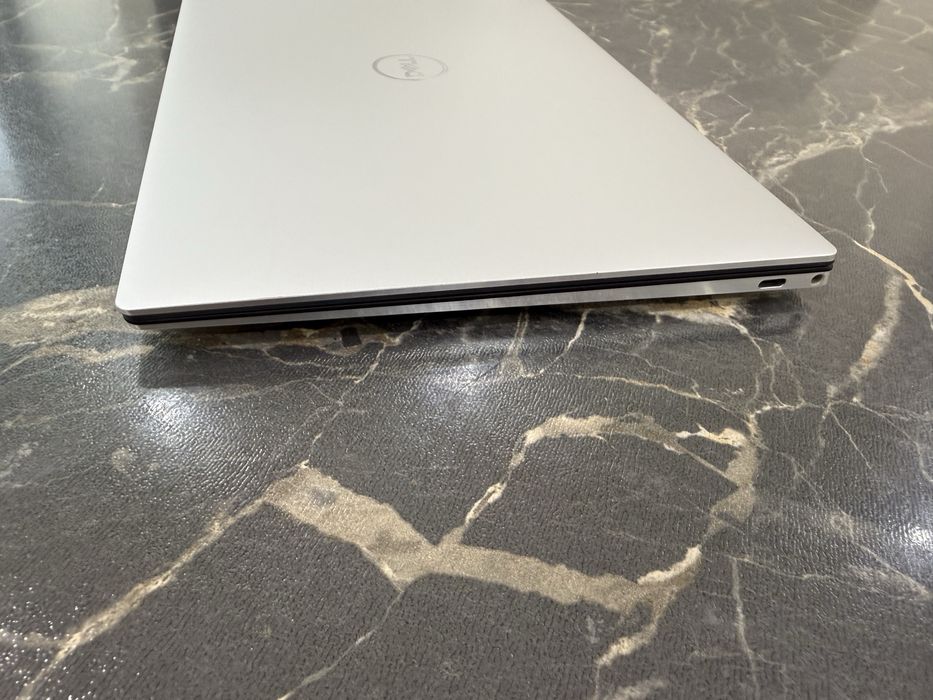 Dell XPS 9300 Premium ultrabook. Core i5-10th/ 8GB/ 256GB SSD