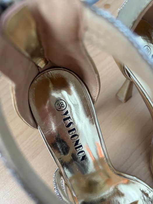 Официални златисти обувки