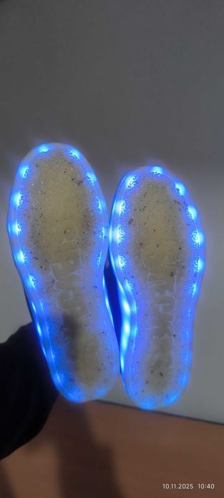 Vând skechers băiat