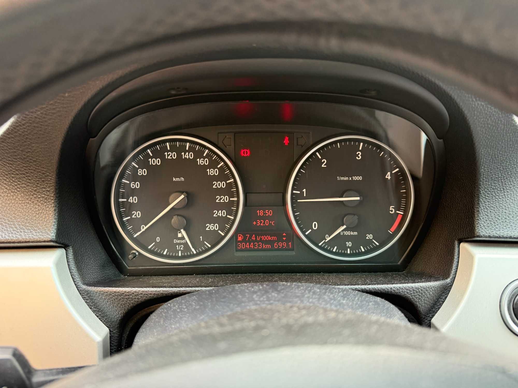 BMW E90 facelift 318D 2010