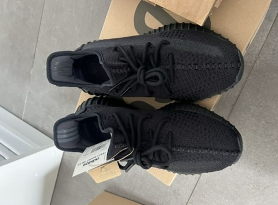 Adidasi noi cu eticheta