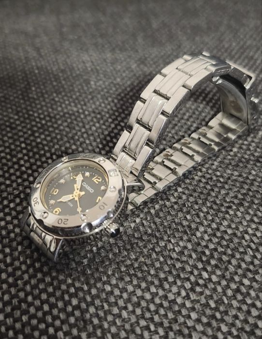 Ceas damă Casio.