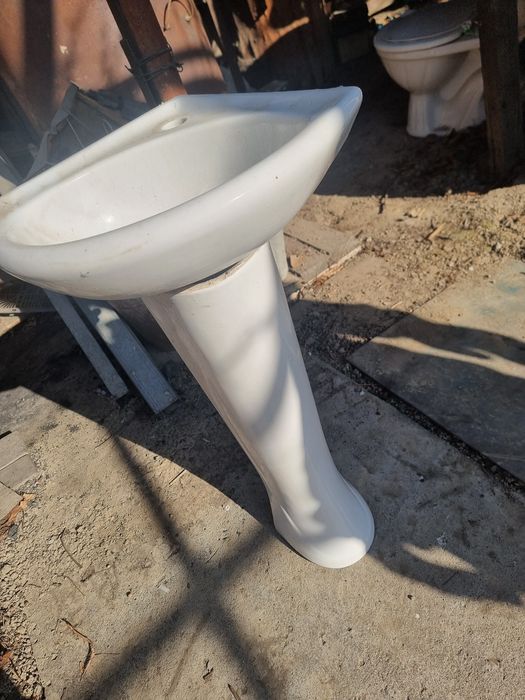 Угловая раковина с ножкой "тюльпан"