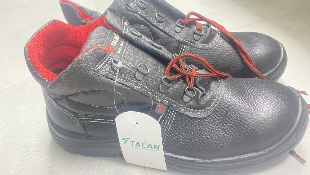 Спецобувь  размер 44 . Цена 10000 тенге ………….,,…………………………………… чччччччч