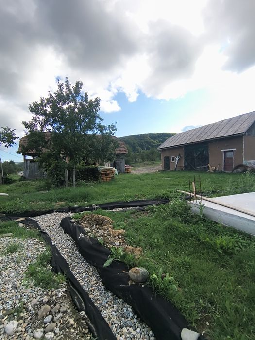 Casa la tara  fundatie pe teren 7700 mp cu Izvor debit foarte mare