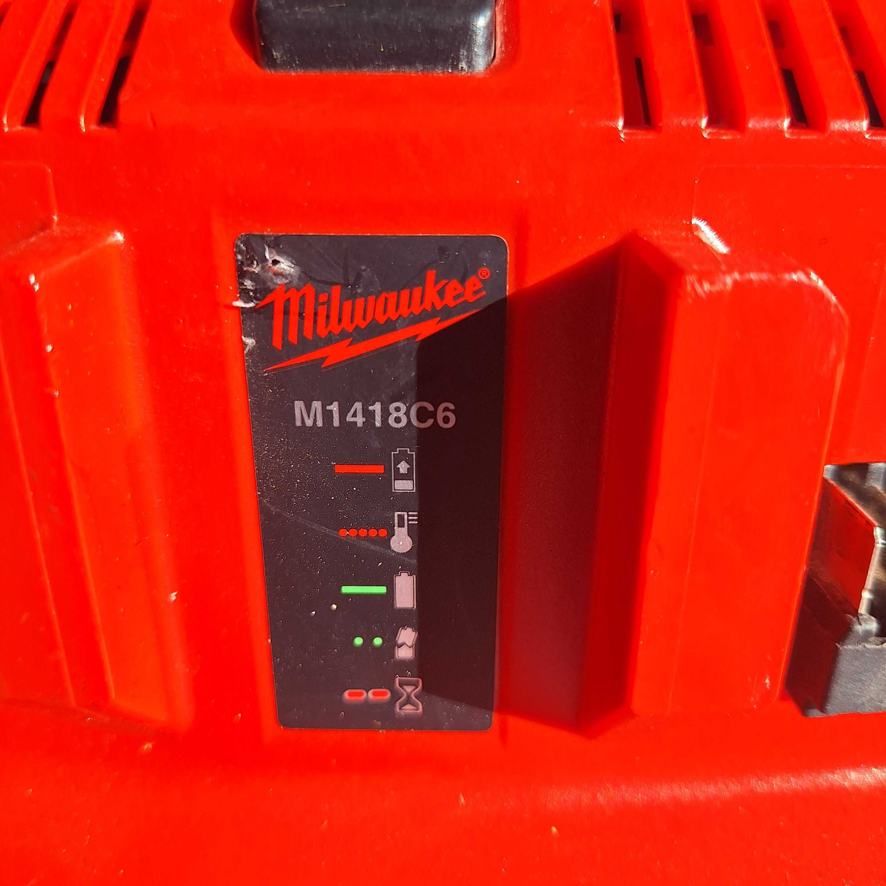 Statie incarcare acumulatori milwaukee