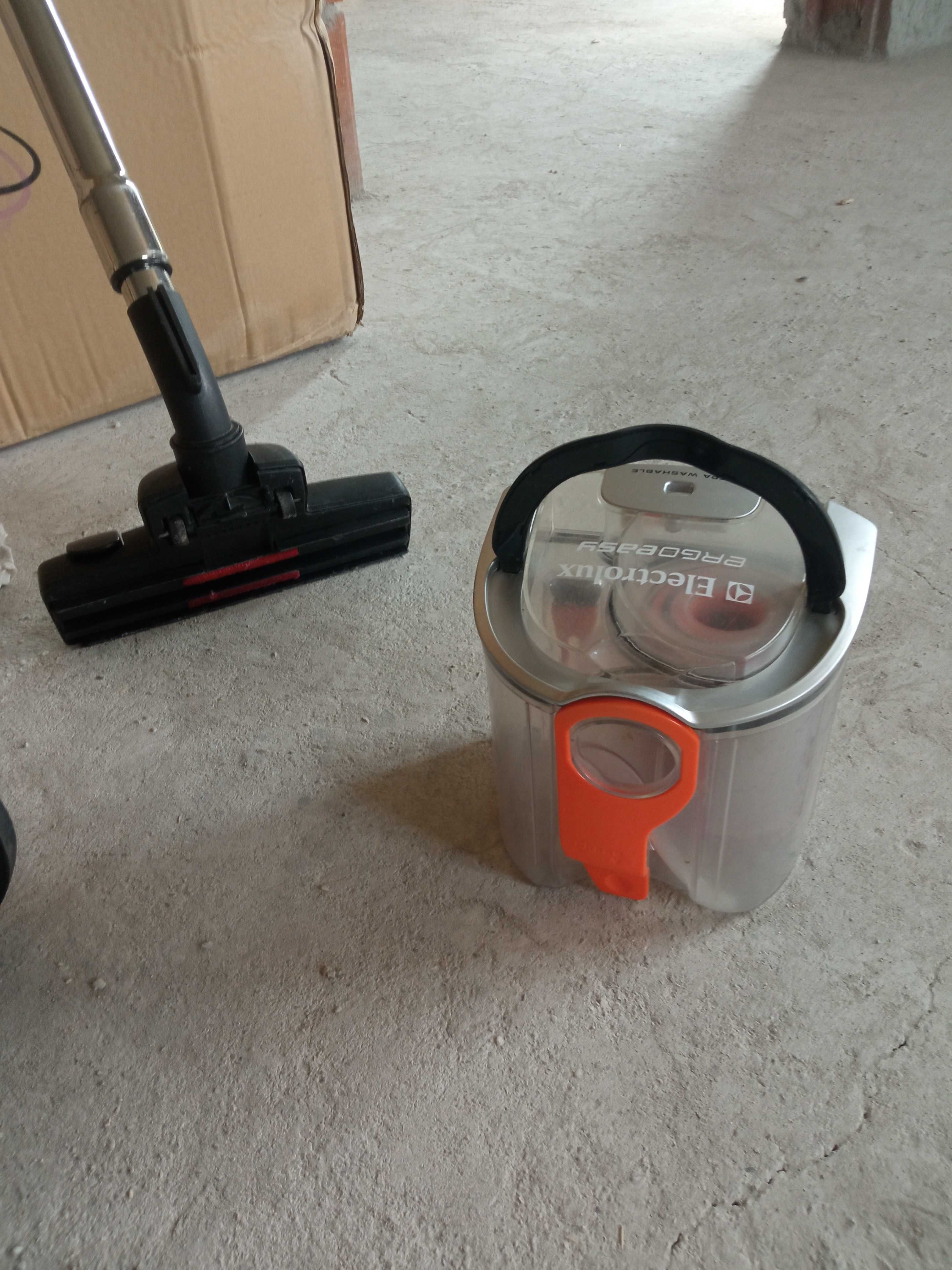 Vând aspirator Electrolux Ergo Easy fără sac