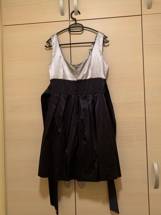 Продавам официални рокли за момиче