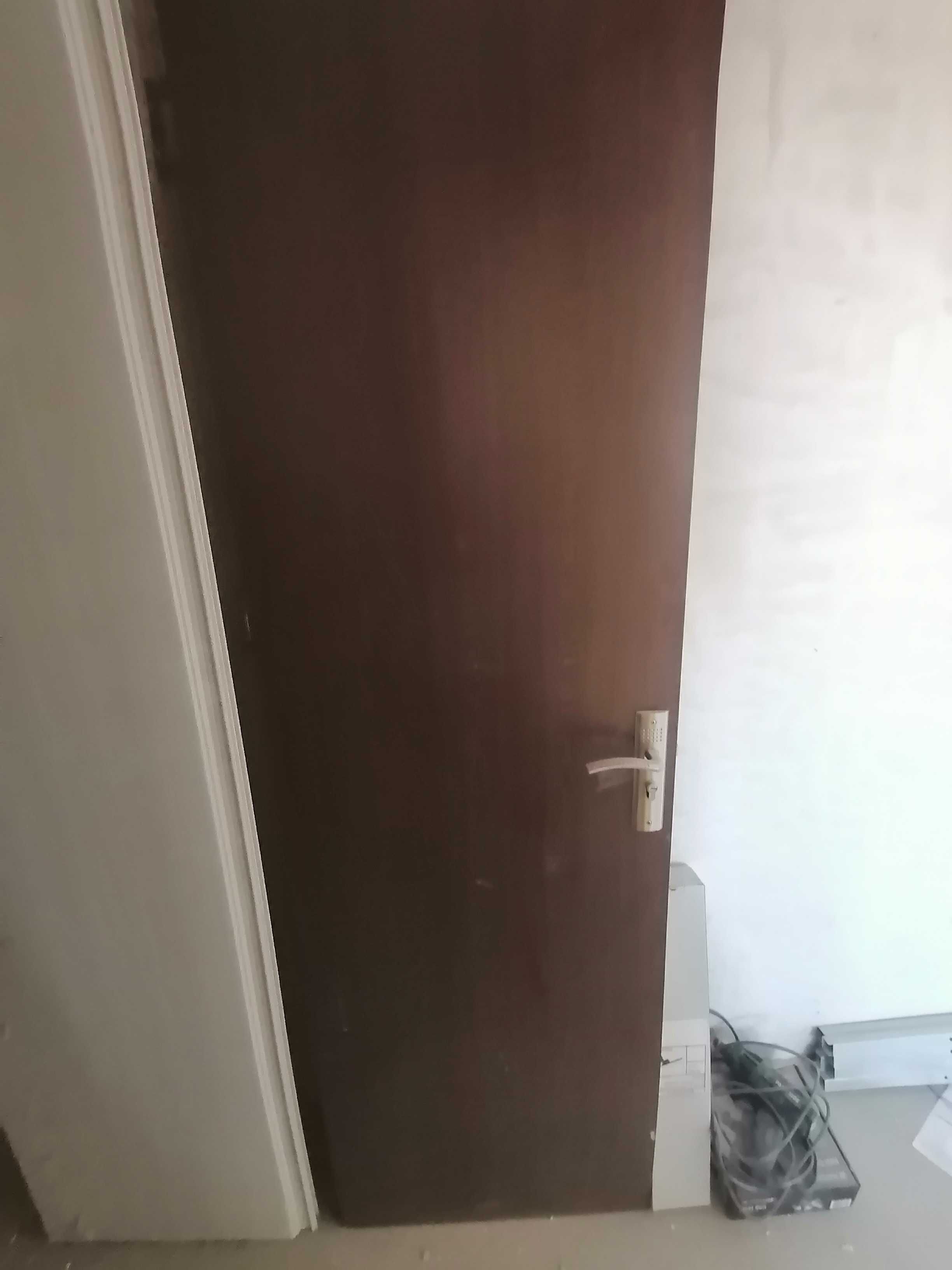 Продавам интериорна дървена  врата