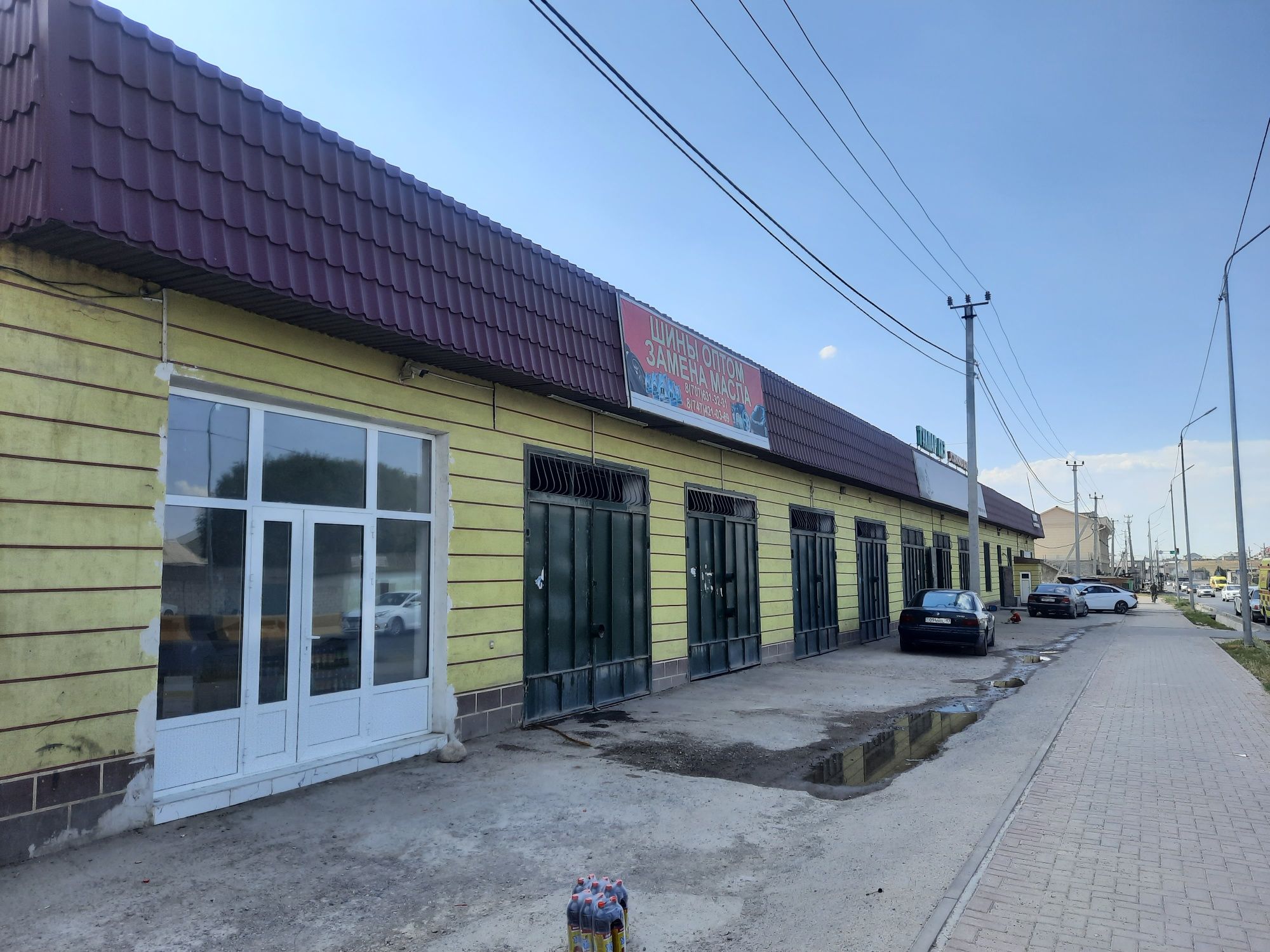 Под парикмахерскую сдается коммерческое помещение вдоль дороги.
