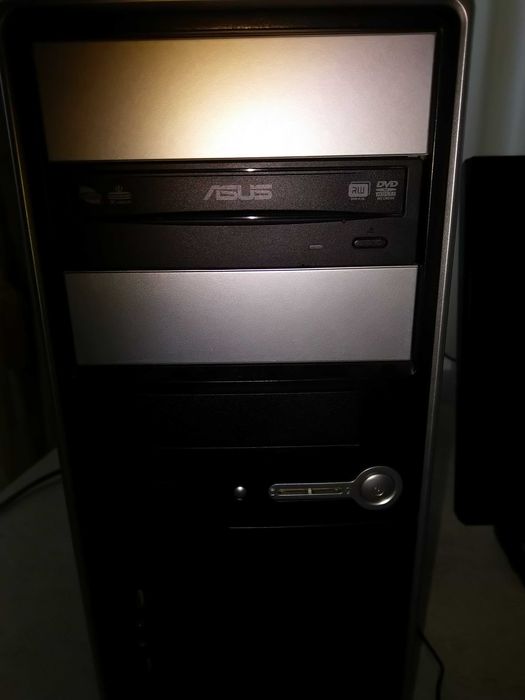 Vând unitate pc, monitor de 17 inch, tastatură și mouse