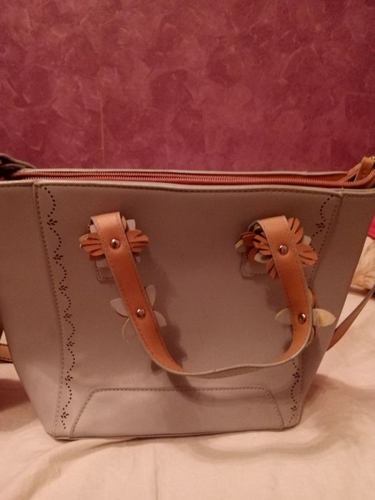 Продавам малко ползвани дамски чанти