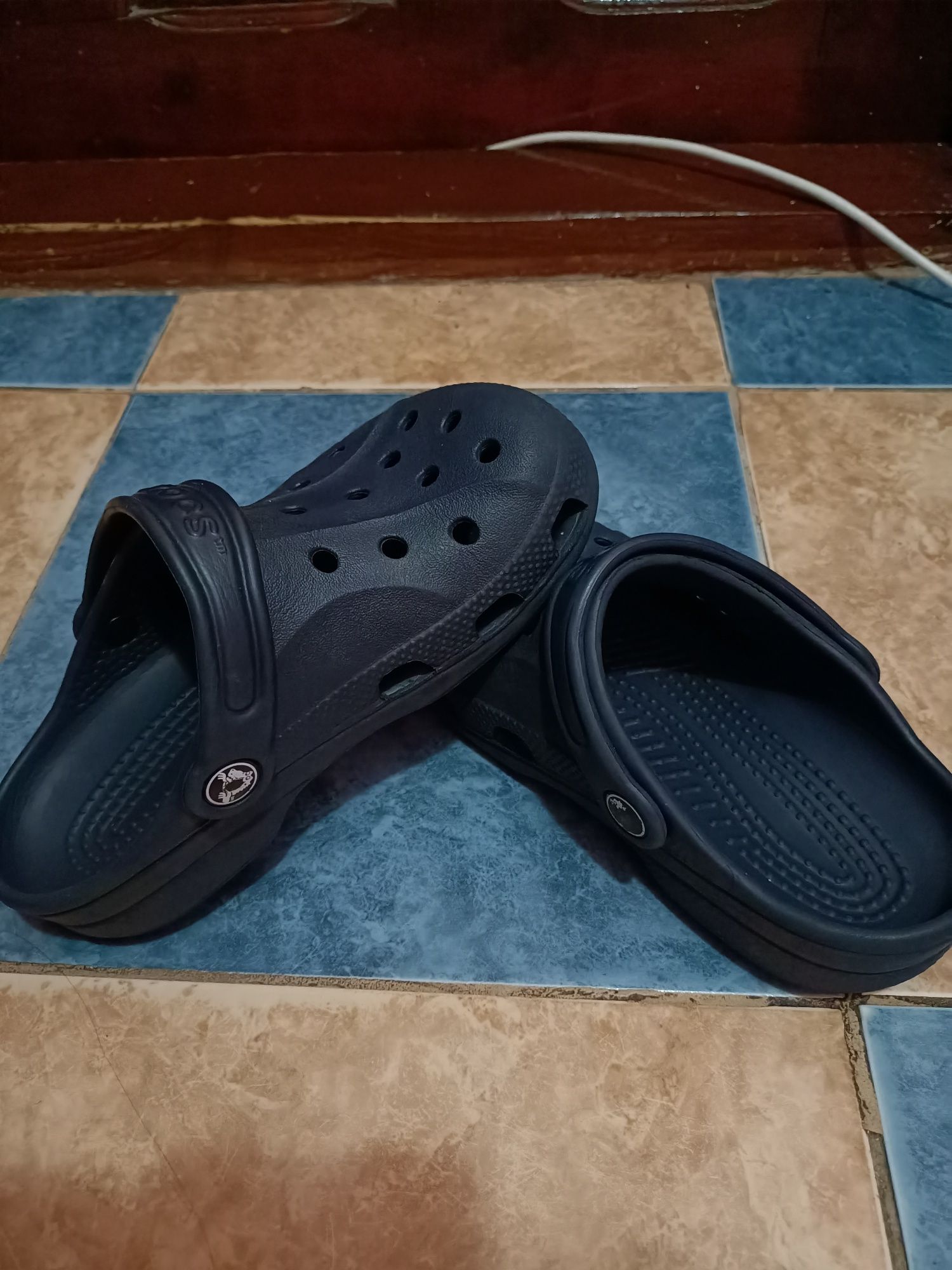 Vând papuci crocs 34-35