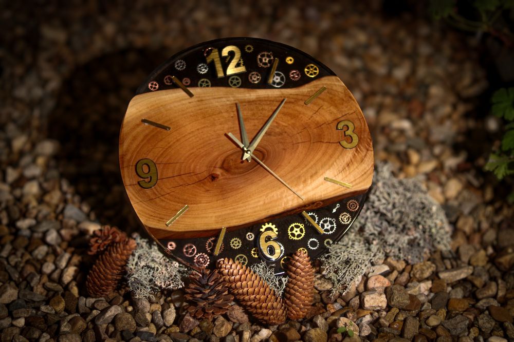 Часовник от епоксидна смола и дърво 35см диаметър.